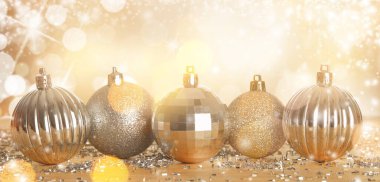 Bulanık ışıklara karşı konfetileri olan güzel Noel baloları