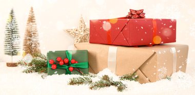 Karla kaplı köknar dallı Noel hediye kutuları