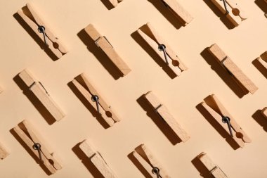 Renk arkaplanındaki birçok ahşap mandal