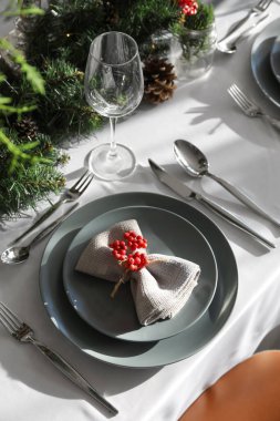 Yemek odasında Rowan böğürtlenli Noel masası, yakın plan.