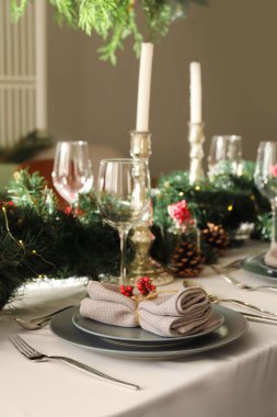 Noel sofrasında köknar dalları ve Rowan yemek odasında.