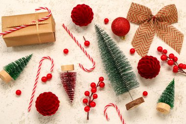 Şık Noel süslemeleri ve hafif arka planda şeker kamışları olan kompozisyon