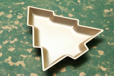 Arkaplanda Noel ağacı şeklinde bir plaka, yakın plan.