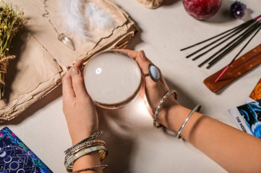 Kristal küre ve sihirli özellikleri olan bir kahin.