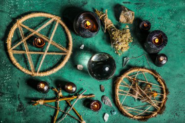 Yeşil masadaki falcının sihirli özellikleri