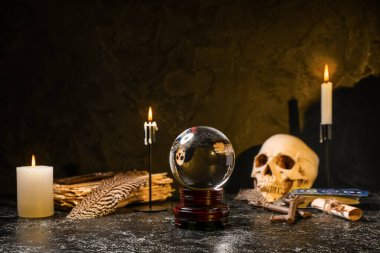 Kristal küre ve falcının sihirli özellikleri masada.