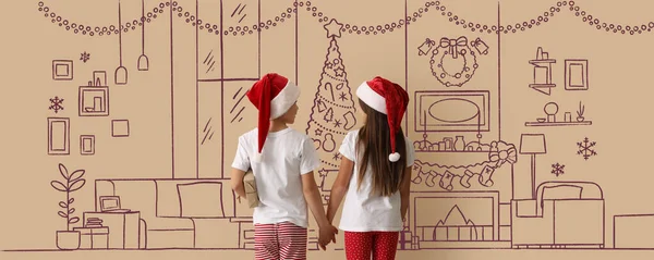 Kleine Kinder Nikolausmützen Und Weihnachtsschlafanzügen Halten Händchen Wand Mit Gezeichnetem — Stockfoto