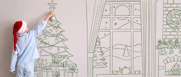 Kleiner Junge Mit Weihnachtsmütze Und Schlafanzug Schmückt Weihnachtsbaum Wohnzimmer — Stockfoto
