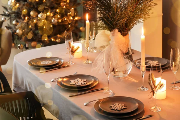 Ρομαντικό Σκηνικό Τραπεζιού Για Χριστουγεννιάτικο Δείπνο Στο Σπίτι Βράδυ — Φωτογραφία Αρχείου