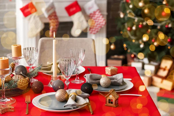 自宅でクリスマスディナーのためのスタイリッシュなテーブル設定 — ストック写真