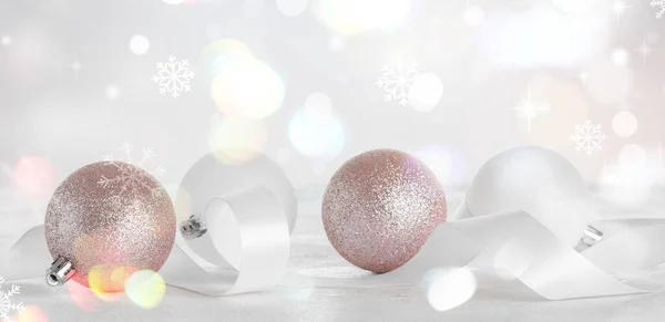 Gyönyörű Karácsonyi Labdák Szalag Asztalon Ellen Homályos Fények — Stock Fotó