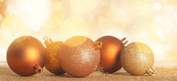Bolas Navidad Doradas Mesa Contra Luces Borrosas —  Fotos de Stock