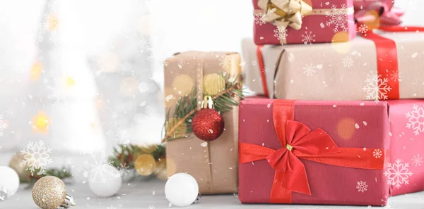 Weihnachtsgeschenkboxen Mit Kugeln Und Tannenzweigen Auf Hellem Hintergrund — Stockfoto