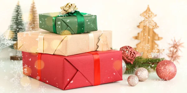 Χριστουγεννιάτικα Κουτιά Δώρων Και Διακόσμηση Στο Φως Φόντο — Φωτογραφία Αρχείου