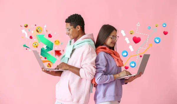 Young Couple Laptops Chatting Pink Background — Stock Photo, Image