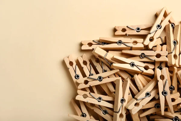 Heap Wooden Clothespins Color Background — Stock Photo, Image