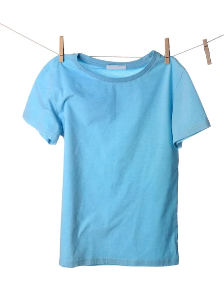 Shirt Azul Pendurado Corda Contra Fundo Branco — Fotografia de Stock