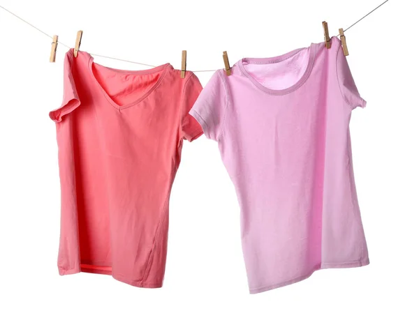 Weibliche Shirts Hängen Seil Vor Weißem Hintergrund — Stockfoto