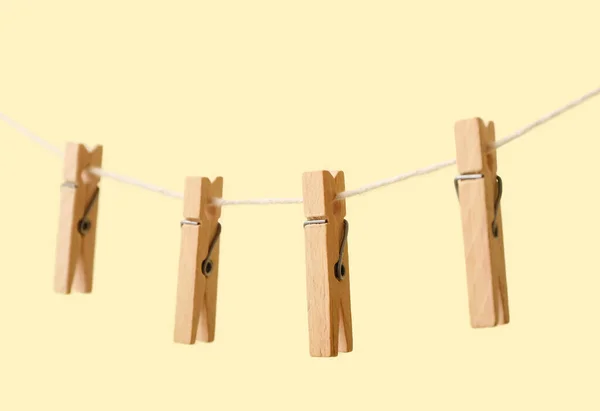 Wooden Clothespins Hanging Rope Color Background — Stock Photo, Image