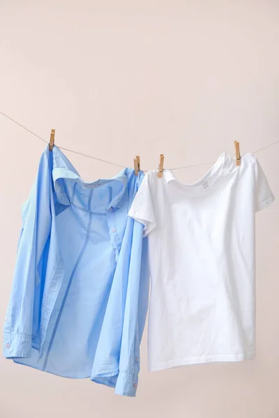 Ρούχα Κρέμονται Σχοινί Φόντο Χρώμα — Φωτογραφία Αρχείου