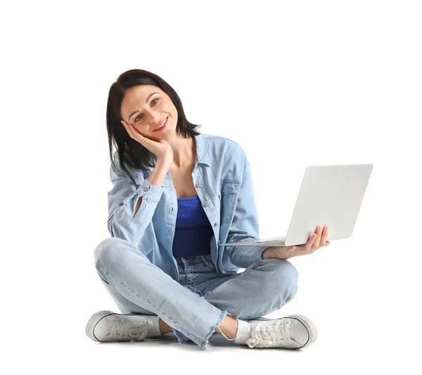 Mulher Bonita Com Laptop Sentado Contra Fundo Branco — Fotografia de Stock