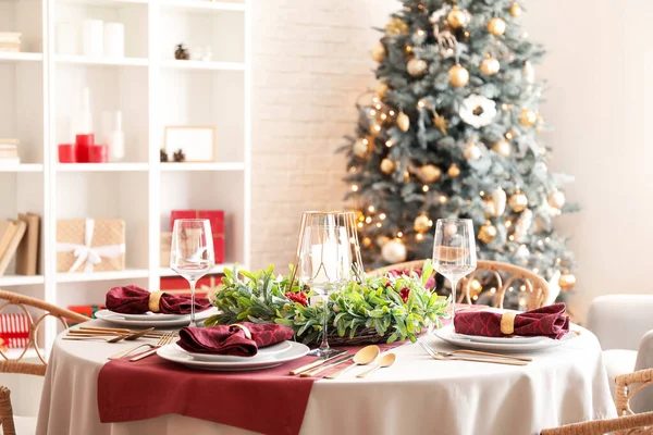 Christmas Table Setting Mistletoe Wreath Dining Room — Stock Photo, Image