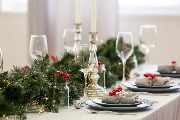 Vánoční Stůl Jedlovými Větvemi Jeřábem Jídelně Detailní Záběr — Stock fotografie