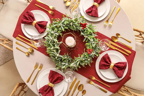 Christmas Table Setting Mistletoe Wreath Dining Room — Stock Photo, Image