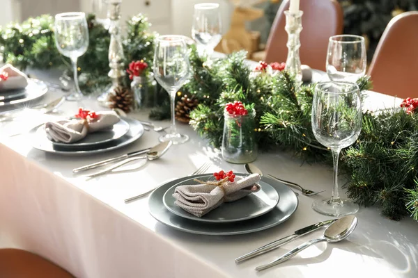 Karácsonyi Asztal Beállítása Fenyőágakkal Evezős Ebédlőben — Stock Fotó
