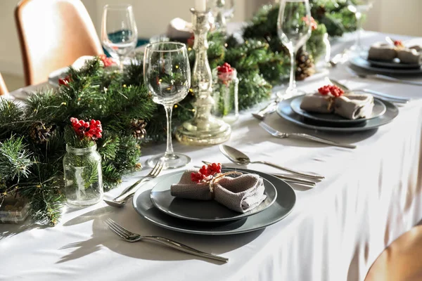 Karácsonyi Asztal Beállítása Fenyőágakkal Evezős Ebédlőben — Stock Fotó
