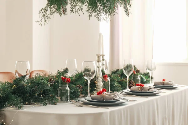 ダイニングルームでのモミの枝とローワンとクリスマステーブルの設定 — ストック写真