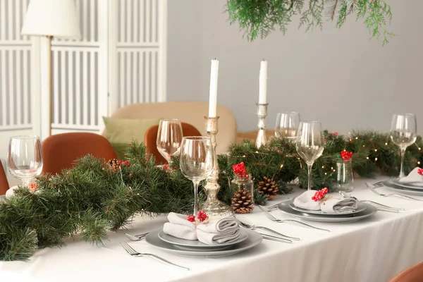 Cenário Mesa Natal Com Ramos Abeto Rowan Sala Jantar — Fotografia de Stock