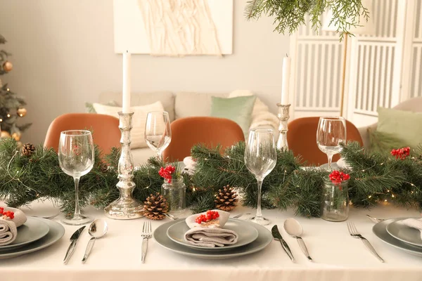 Vánoční Stůl Jedlovými Větvemi Jeřábem Jídelně — Stock fotografie