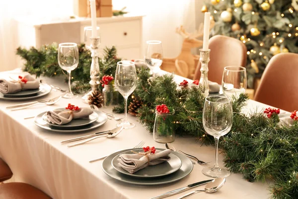 Cenário Mesa Natal Com Ramos Abeto Rowan Sala Jantar — Fotografia de Stock