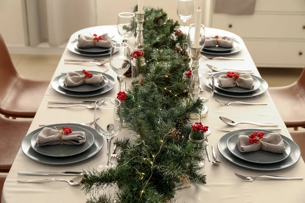 Ajuste Mesa Navidad Con Ramas Abeto Serbal Comedor — Foto de Stock