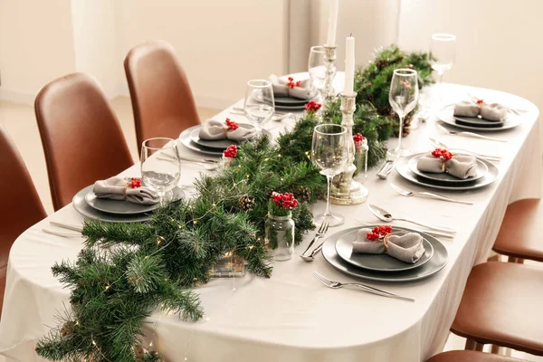 ダイニングルームでのモミの枝とローワンとクリスマステーブルの設定 — ストック写真