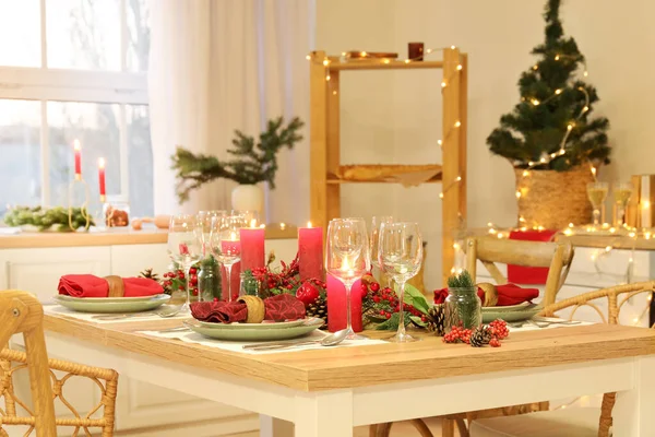 Vánoční Stůl Hořícími Svíčkami Jedlemi Jeřábem Kuchyni — Stock fotografie
