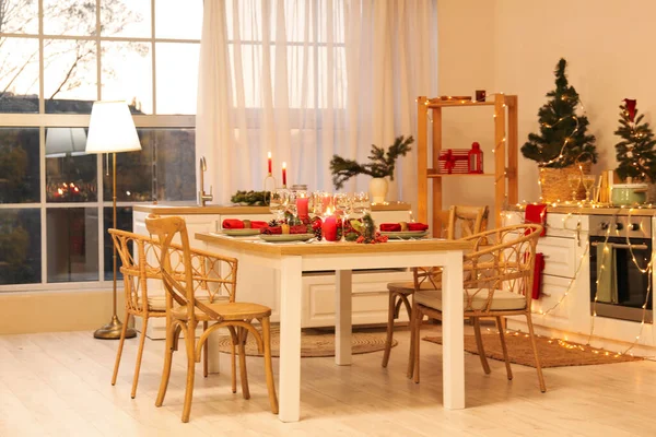 Interior Cozinha Com Mesa Jantar Velas Árvores Natal — Fotografia de Stock