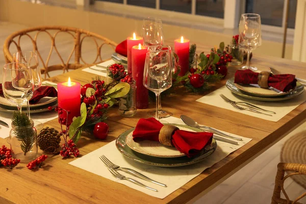 Χριστουγεννιάτικο Τραπέζι Κεριά Κουκουνάρια Και Κουκουνάρια Στην Κουζίνα — Φωτογραφία Αρχείου