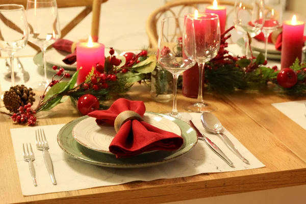 Cenário Mesa Natal Com Velas Chamas Cones Abeto Rowan Cozinha — Fotografia de Stock