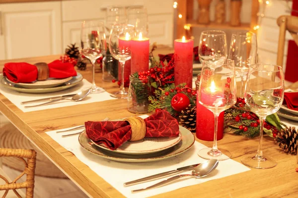 Vánoční Stůl Hořícími Svíčkami Jedlemi Jeřábem Kuchyni Detailní Záběr — Stock fotografie