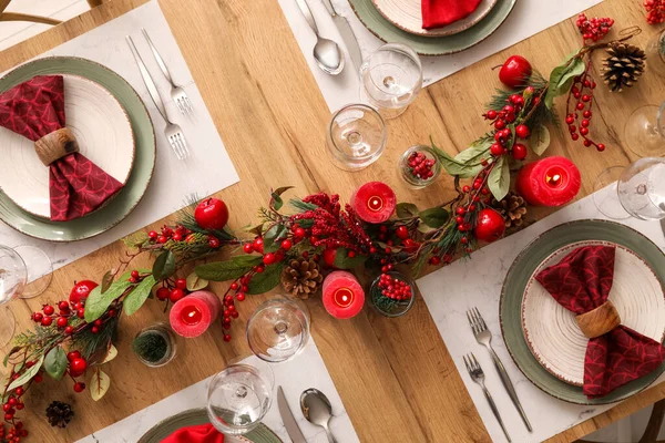 Vánoční Stůl Hořícími Svíčkami Jedlovými Kužely Jeřábem Kuchyni Výhled Shora — Stock fotografie