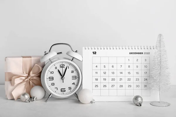 Flip Kalender Voor December 2022 Kerstballen Wekker Cadeau Lichte Achtergrond — Stockfoto