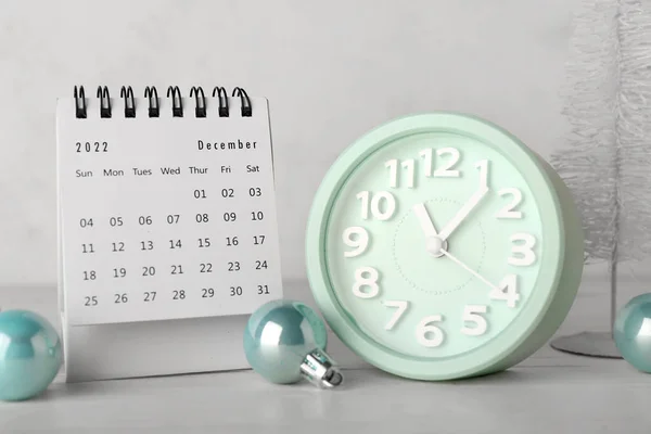 Flip Kalender Voor December 2022 Met Kerstballen Wekker Witte Achtergrond — Stockfoto