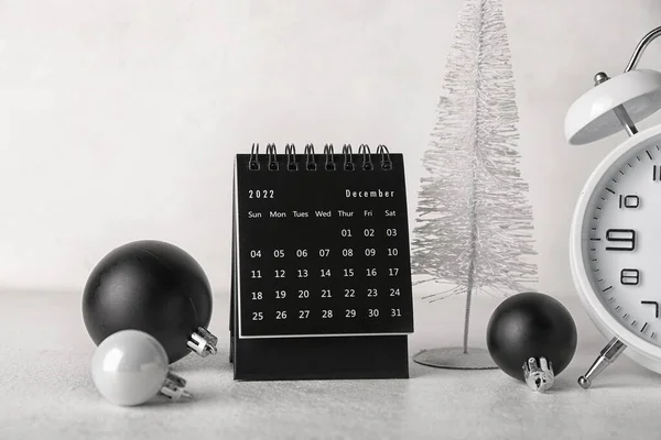 Flip Kalender Voor December 2022 Met Kerstdecor Wekker Witte Achtergrond — Stockfoto