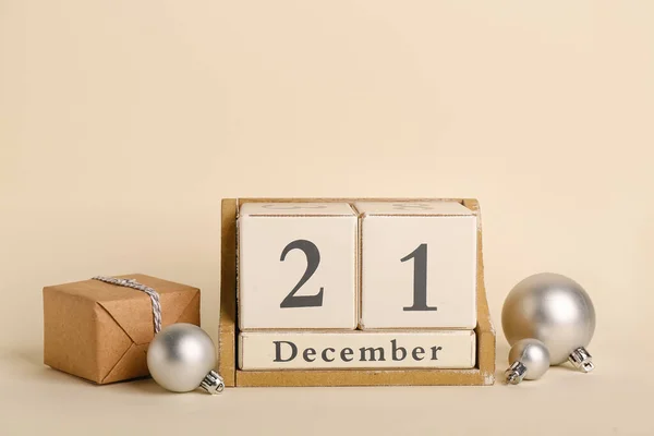 Cube Calendar Date December Christmas Balls Gift Beige Background — Stock Photo, Image