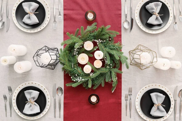 Ajuste Mesa Navidad Con Corona Velas Comedor Vista Superior —  Fotos de Stock