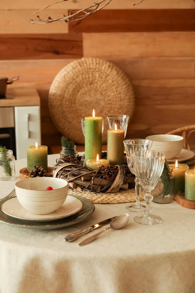 キッチンで燃えるキャンドルやリースとクリスマステーブルの設定 — ストック写真