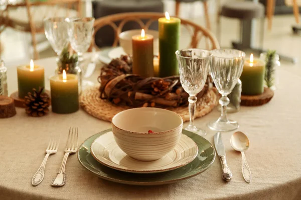 Χριστουγεννιάτικο Τραπέζι Αναμμένα Κεριά Και Στεφάνι Στην Κουζίνα Closeup — Φωτογραφία Αρχείου