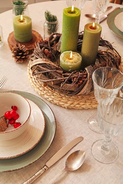 Karácsonyi Asztal Beállítása Égő Gyertyákkal Koszorúval Konyhában Közelkép — Stock Fotó